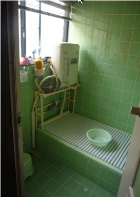 たいへん明るい浴室で普段のお手入れも行き届いており