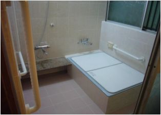 壁は200×250角のタイルを使用し