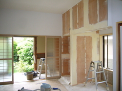 建具を入れてクロスを張っている状況です。