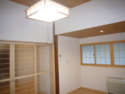 照明は奥様のご要望で引き紐タイプのペンダントにしてあります。ダウンライトはLEDです。