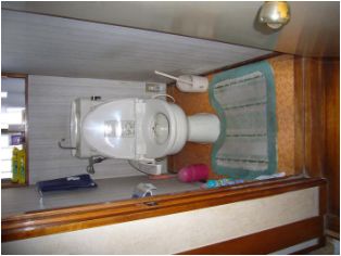 トイレのスペースを大きくせずに、空いた部分を活用して、洗面化粧台を埋め込んだ事も脱衣室に余裕が生まれました。