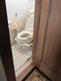 廊下突き当たり右にトイレがあります。