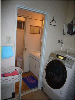キッチンから見たトイレと洗面所です。