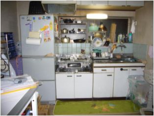 キッチンです。写真では判りませんが、床がやはりぶかぶかな状態です。